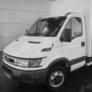 Vehículo de reparación de camiones en taller mecánico.