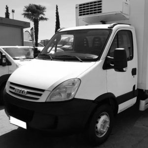 Camión frigorífico en reparación para transporte de alimentos, mantenimiento y servicio técnico espe.