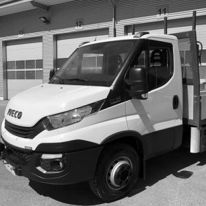 Vehículo de reparación de camiones en taller mecánico.