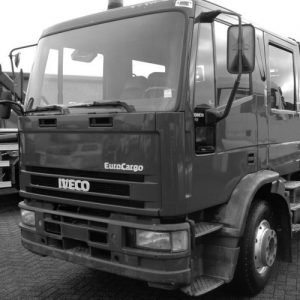 Camión EuroCargo IVECO en reparación para transporte de carga pesada.