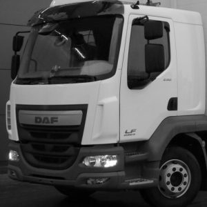 Camión de reparación de camiones DAF en taller mecánico. Servicios especializados en mantenimiento y.