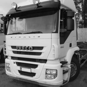 Camión Iveco para reparación de vehículos pesados, ideal para servicios de mantenimiento y reparació.