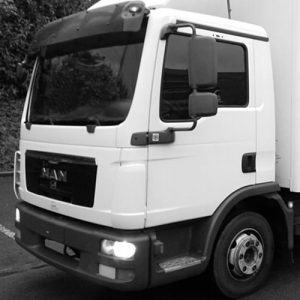 Camión de reparación de camiones en taller, servicio técnico especializado en vehículos pesados.