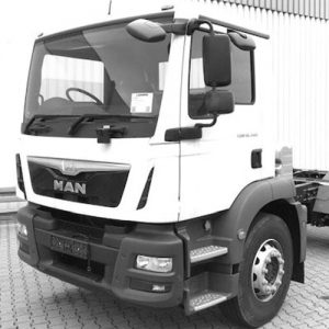 Vehículo de reparación de camiones MAN en taller mecánico.