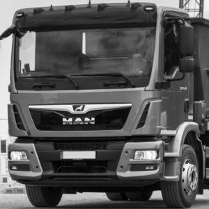 Camión MAN de reparación en taller, listo para mantenimiento y reparación de vehículos pesados.