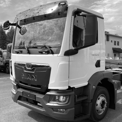 Camión de reparación de camiones en taller mecánico, servicio de reparación de vehículos pesados.