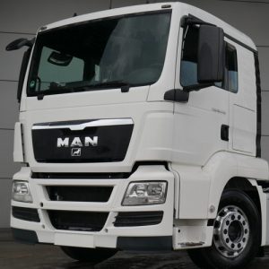 Camión MAN blanco en reparación, ideal para servicios de transporte y logística.