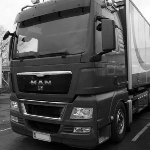 Camión de reparación de camiones en taller, servicio de mantenimiento vehicular.