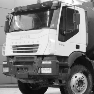 Camión de reparación de camiones en taller, servicio técnico y mantenimiento de vehículos pesados.